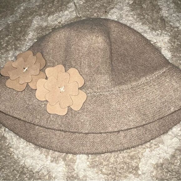 Nine West Elegant Tan Wool Hat with Floral Accents - Picture 1 of 4